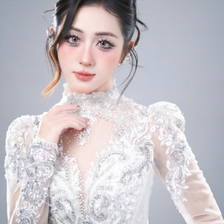 Layout makeup sang trọng với lớp nền mịn lì, đường nét sắc sảo và điểm nhấn tinh tế