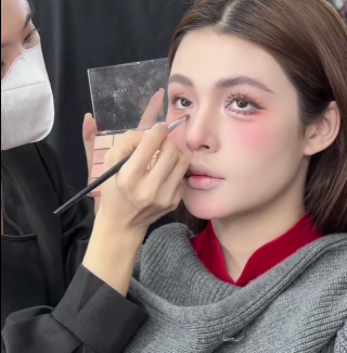 Cận cảnh makeup bọng mắt cho cô dâu ngày cưới