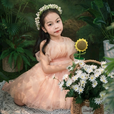 Em gái và khu rừng, thật đáng yêu!