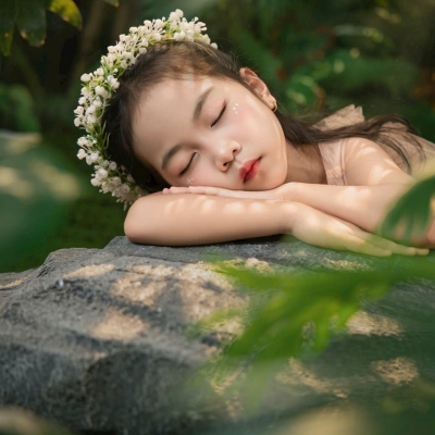 Em gái và khu rừng, thật đáng yêu!