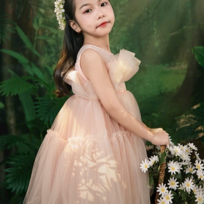 Em gái và khu rừng, thật đáng yêu!
