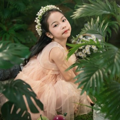 Em gái và khu rừng, thật đáng yêu!