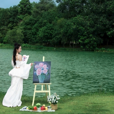 Có những ngày chẳng cần đi đâu xa, chỉ cần đứng giữa trời xanh, hoa lá... cũng đủ thấy mình thật bình yên!