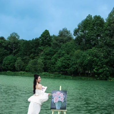 Có những ngày chẳng cần đi đâu xa, chỉ cần đứng giữa trời xanh, hoa lá... cũng đủ thấy mình thật bình yên!