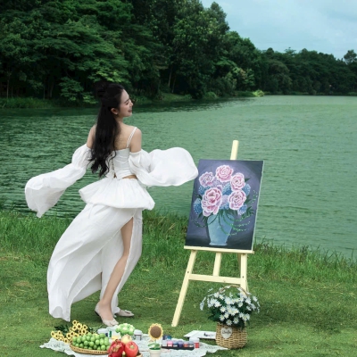 Có những ngày chẳng cần đi đâu xa, chỉ cần đứng giữa trời xanh, hoa lá... cũng đủ thấy mình thật bình yên!