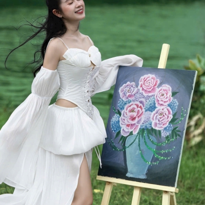 Có những ngày chẳng cần đi đâu xa, chỉ cần đứng giữa trời xanh, hoa lá... cũng đủ thấy mình thật bình yên!