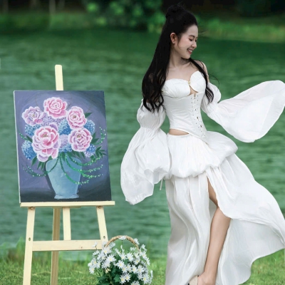 Có những ngày chẳng cần đi đâu xa, chỉ cần đứng giữa trời xanh, hoa lá... cũng đủ thấy mình thật bình yên!