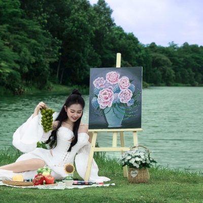 Có những ngày chẳng cần đi đâu xa, chỉ cần đứng giữa trời xanh, hoa lá... cũng đủ thấy mình thật bình yên!
