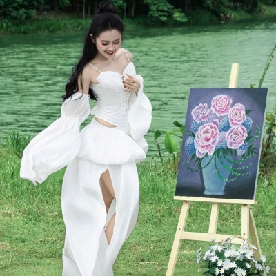 Có những ngày chẳng cần đi đâu xa, chỉ cần đứng giữa trời xanh, hoa lá... cũng đủ thấy mình thật bình yên!