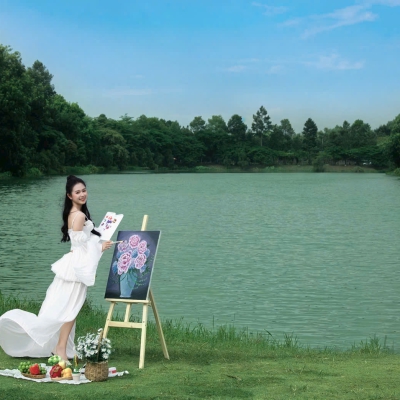 Có những ngày chẳng cần đi đâu xa, chỉ cần đứng giữa trời xanh, hoa lá... cũng đủ thấy mình thật bình yên!
