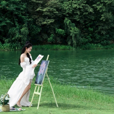 Có những ngày chẳng cần đi đâu xa, chỉ cần đứng giữa trời xanh, hoa lá... cũng đủ thấy mình thật bình yên!