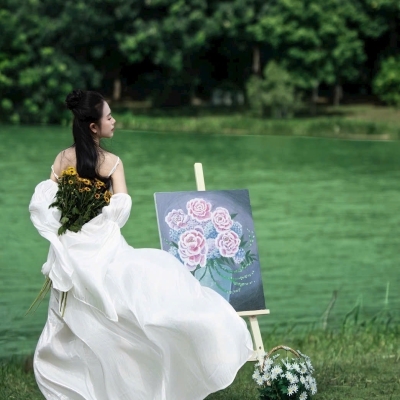 Có những ngày chẳng cần đi đâu xa, chỉ cần đứng giữa trời xanh, hoa lá... cũng đủ thấy mình thật bình yên!
