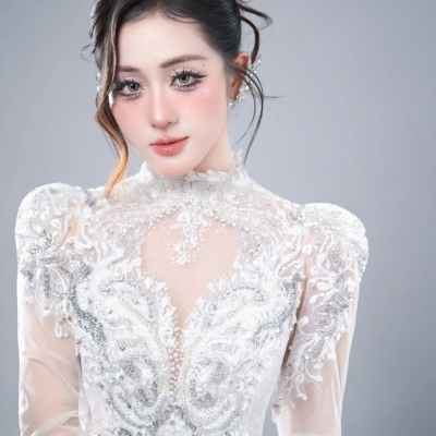 Layout makeup sang trọng với lớp nền mịn lì, đường nét sắc sảo và điểm nhấn tinh tế