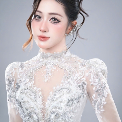 Layout makeup sang trọng với lớp nền mịn lì, đường nét sắc sảo và điểm nhấn tinh tế