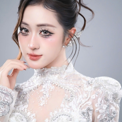 Layout makeup sang trọng với lớp nền mịn lì, đường nét sắc sảo và điểm nhấn tinh tế