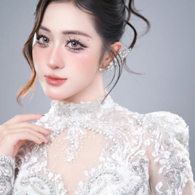 Layout makeup sang trọng với lớp nền mịn lì, đường nét sắc sảo và điểm nhấn tinh tế